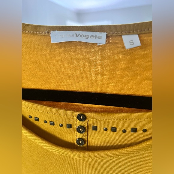 Beautiful blouse - Picture 2 of 2